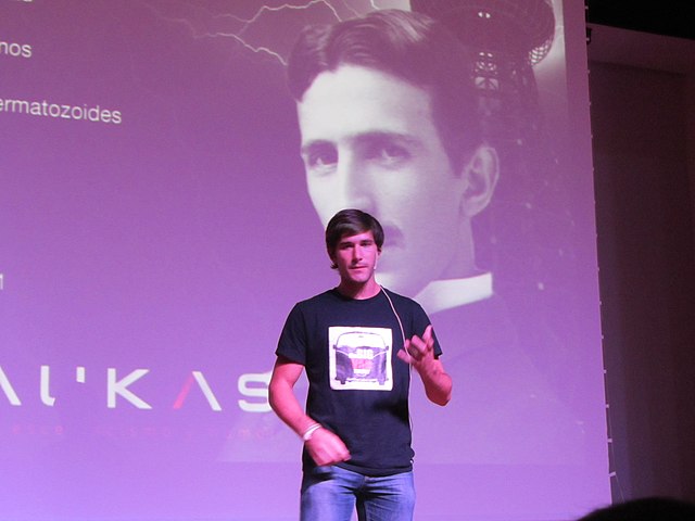 Javier Santaolalla cautivó Belén con ‘El Club de la Tusa’: ciencia, emociones y arte escénico en un solo escenario